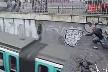 (Vidéo) Il saute sur le métro en marche !